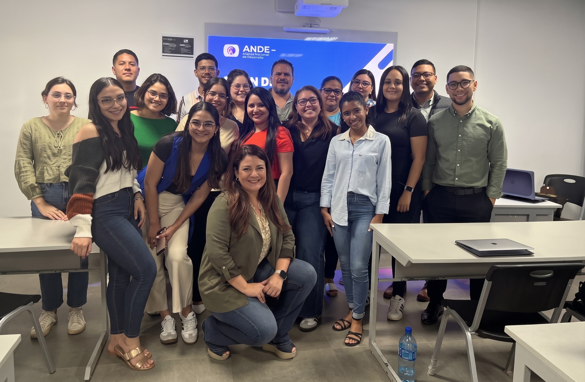 Alina Cordonero junto a un grupo de estudiantes